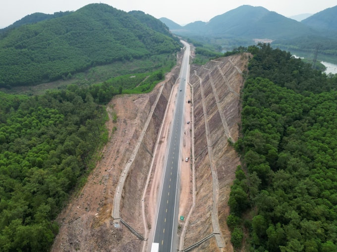 Cao tốc Cam Lộ - La Sơn đoạn qua phường Hương An có nhiều đồi núi. Ảnh: Võ Thạnh