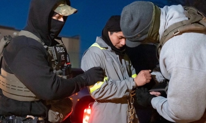 Các đặc vụ ICE bắt một người bị tình nghi nhập cư trái phép ở Silver Spring, Maryland, hồi tháng 1. Ảnh: AP