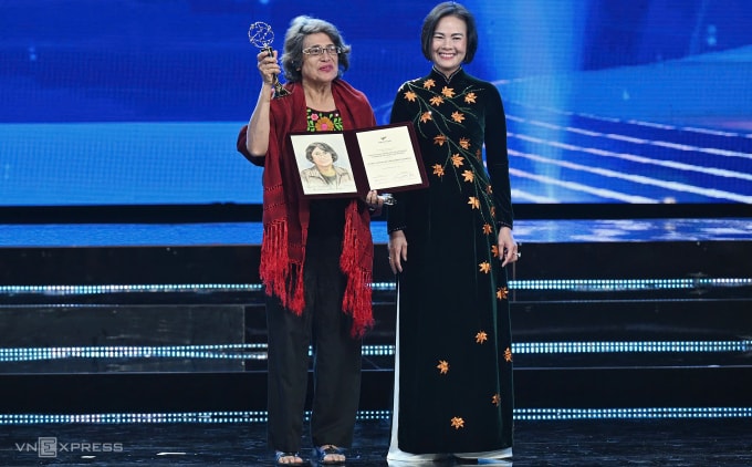 GS Nguyễn Thục Quyên, thành viên Hội đồng giám khảo trao giải đặc biệt cho GS Maria Esperanza Martínez-Romero. Ảnh: Giang Huy
