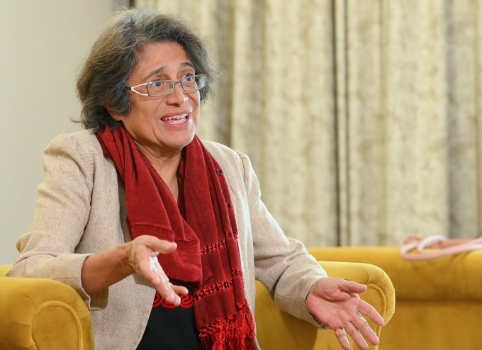 Giáo sư Maria Esperanza Martinez Romero trao đổi với phóng viên khi đến Hà Nội nhận giải thưởng. Ảnh: Thanh Nguyễn