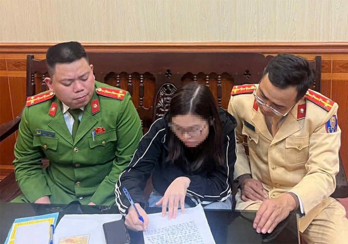 Nữ tài xế (ngồi giữa), làm việc với cảnh sát. Ảnh: Thành Luân