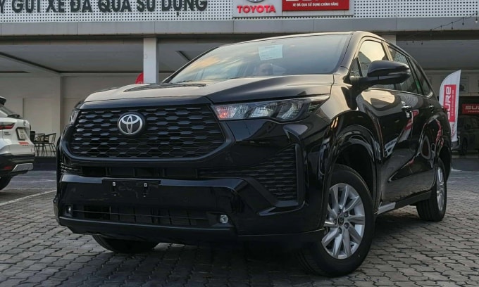 Innova Cross bản 2.0G tại đại lý. Ảnh: Nhật Cường