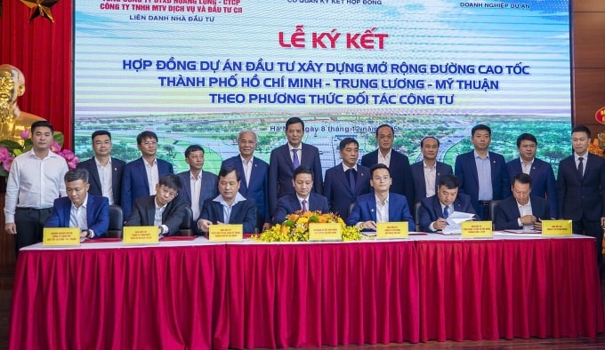 Bộ Xây dựng và Liên danh nhà đầu tư ký kết hợp đồng triển khai dự án. Ảnh: Phương Linh