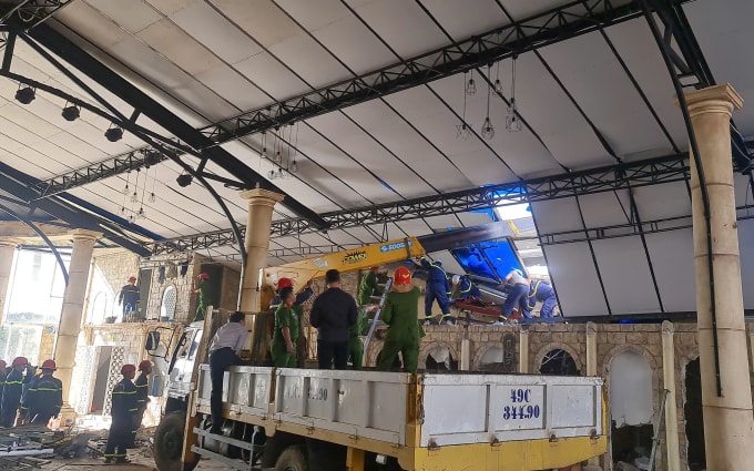 Lực lượng cứu hộ đưa nạn nhân ra ngoài. Ảnh: Lê Tiến