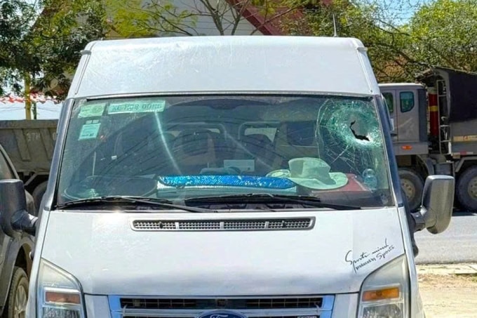 Ôtô biển số Bình Thuận cũ chở đoàn du khách Nga gặp nạn sáng nay. Ảnh: Tư Huynh