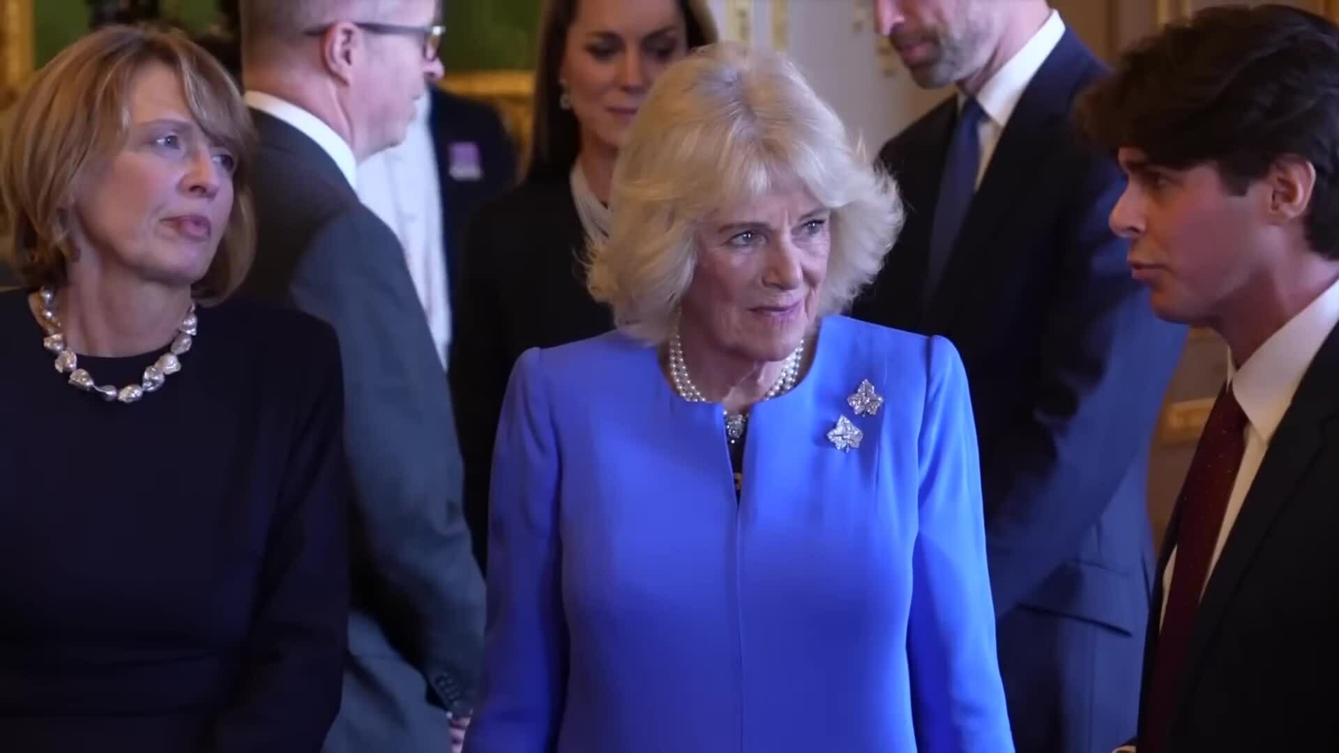 Các thành viên hoàng gia Anh tới xem triển lãm