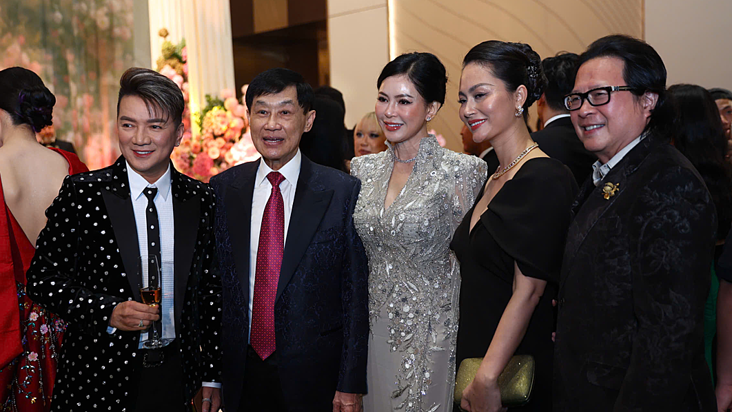 Cựu diễn viên Thủy Tiên đón khách trong tiệc cưới con gái