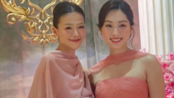 Đặng Thu Thảo chụp ảnh cùng Phương Khánh ở sự kiện