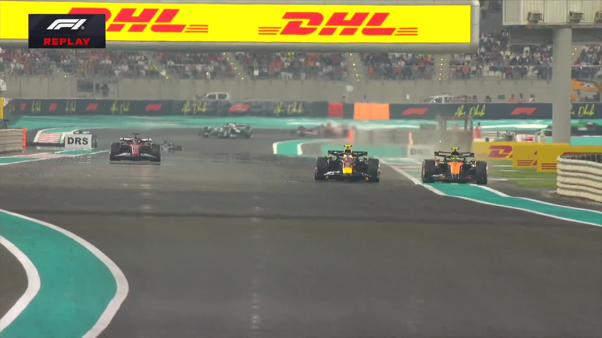 Khoảnh khắc Norris lách sang bên để vượt Tsunoda