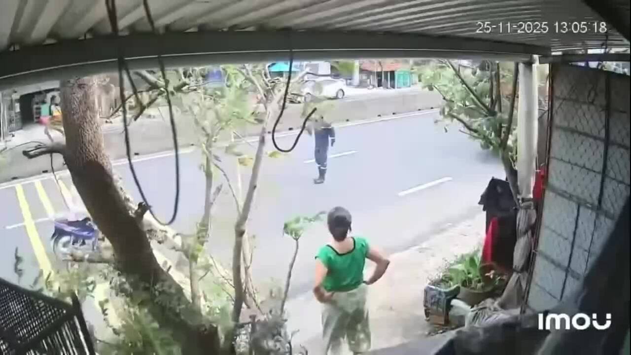 Chiến sĩ cảnh sát HCM kéo nữ sinh tránh xe đầu kéo lao đến