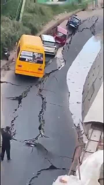 Đường trên cao đang xây sụt lún, loạt ôtô mắc kẹt