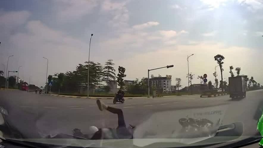 Hai cô gái phóng xe máy húc vào ôtô