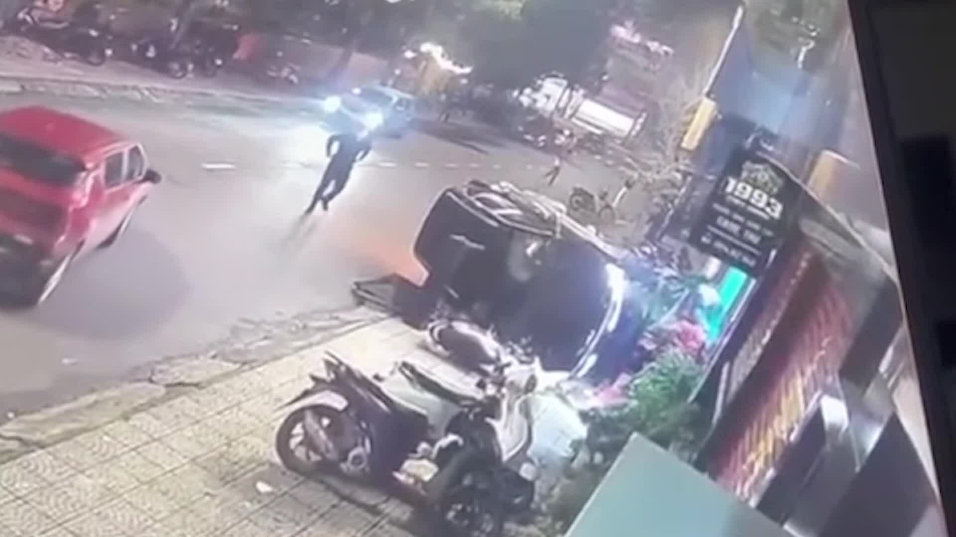 Lái ôtô tông vào nhóm người trước quán nhậu