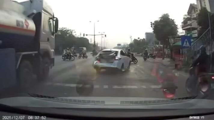 Xe con bị xe bồn tông nát đuôi