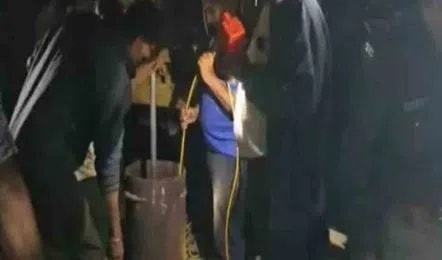 Bị bố từ chối mua điện thoại, nam thanh niên nhảy xuống giếng khoan - Ảnh 1.