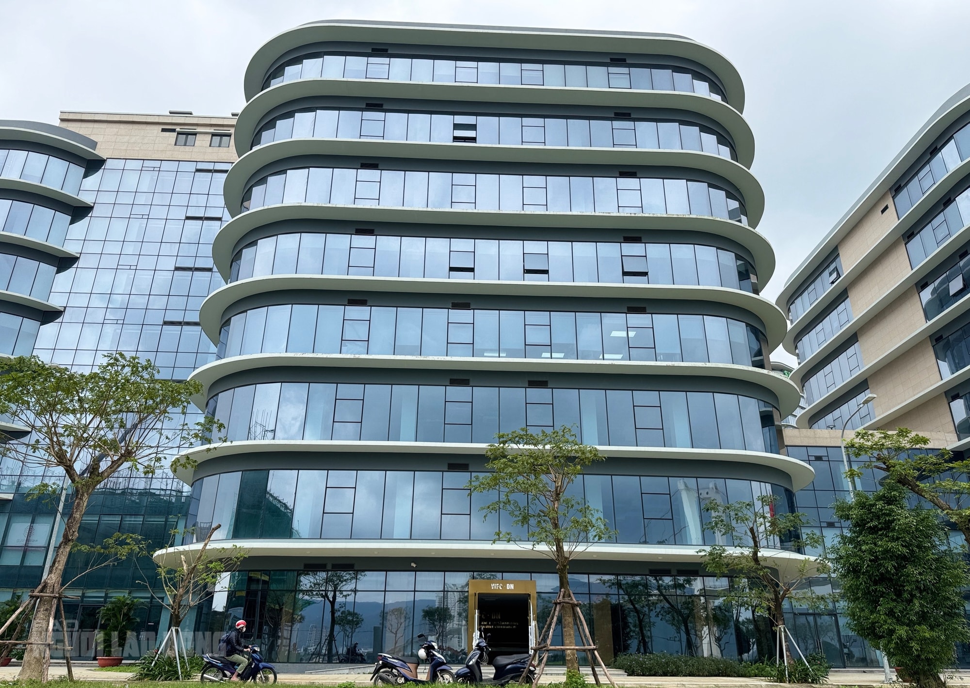 Trụ sở Trung tâm Tài chính quốc tế Việt Nam tại Đà Nẵng chính thức đi vào hoạt động - Ảnh 3. Trụ sở Trung tâm Tài chính quốc tế Việt Nam tại Đà Nẵng chính thức đi vào hoạt động - Ảnh 3.