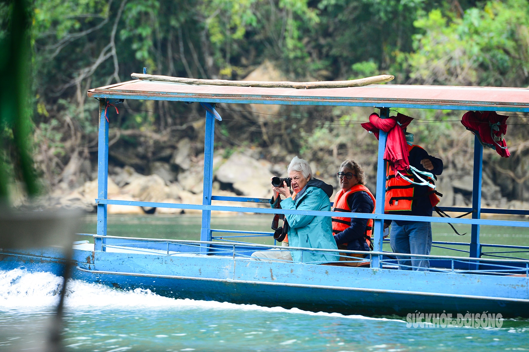 Rừng cổ thụ 'khoác áo mới' bên hồ nước ngọt đẹp nhất thế giới- Ảnh 5. Rừng cổ thụ 'khoác áo mới' bên hồ nước ngọt đẹp nhất thế giới- Ảnh 5.