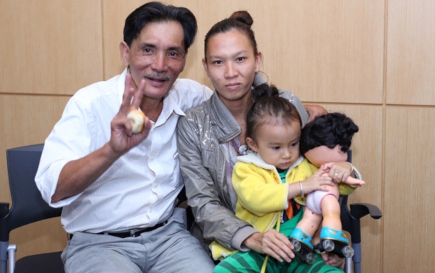 Ở tuổi gần 60, Thương Tín bất ngờ có thêm cô con gái với người phụ nữ ngoài 20 tuổi.