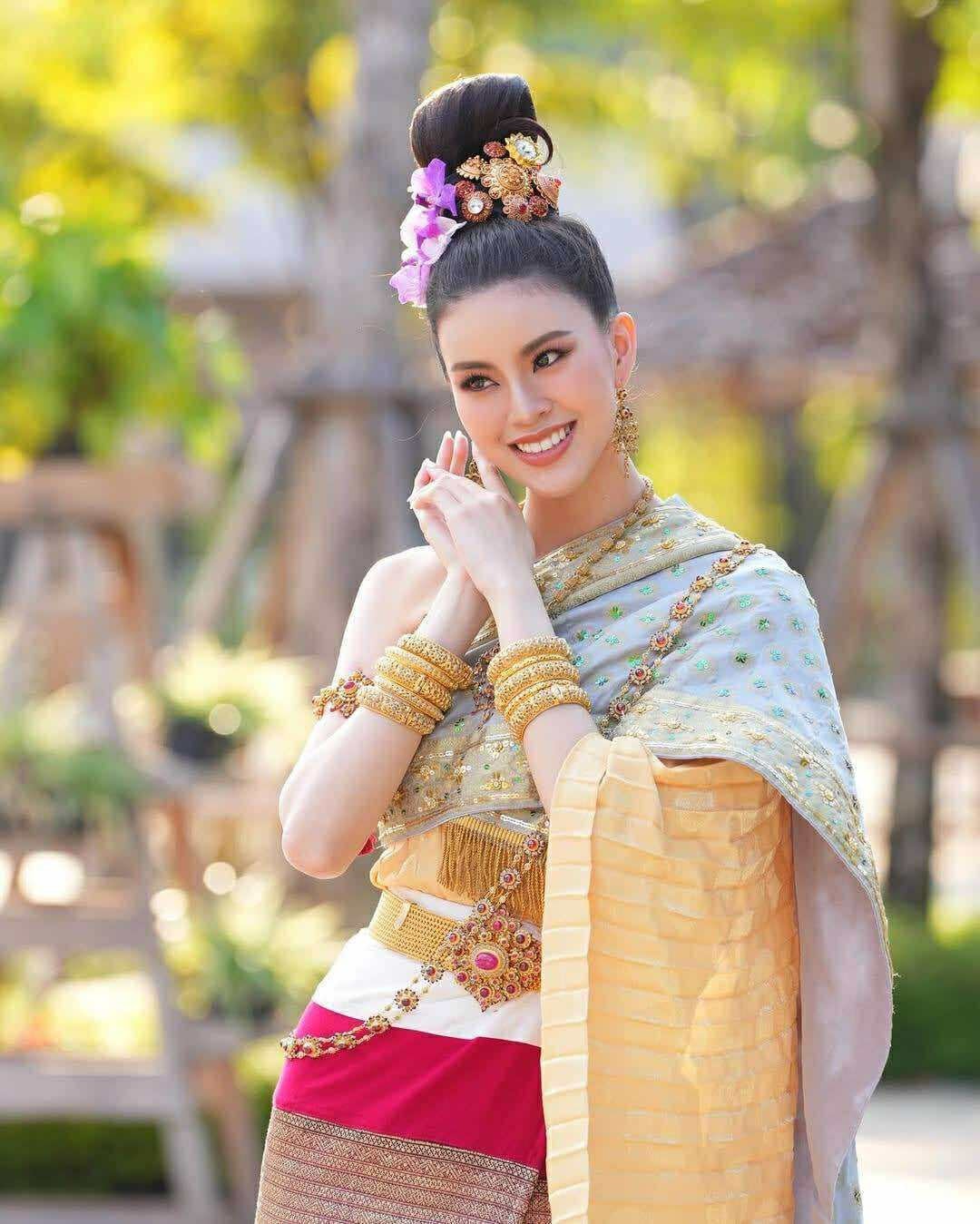 Theo chương trình khai mạc được tiết lộ ban đầu, Nicha Poonpoka - Á hậu 2 của cuộc thi Miss Universe Thái Lan - là người cầm biển dẫn đoàn thể thao Việt Nam trong lễ diễu hành.