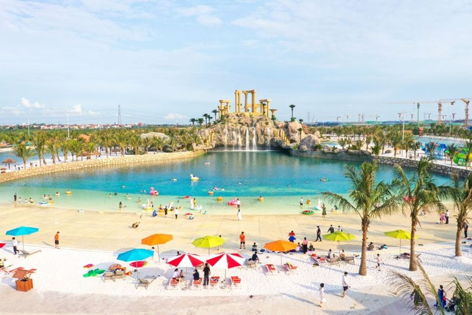 VinWonders Wave Park mang đến nhịp sống, nghỉ dưỡng biển sôi động cho cư dân và du khách.