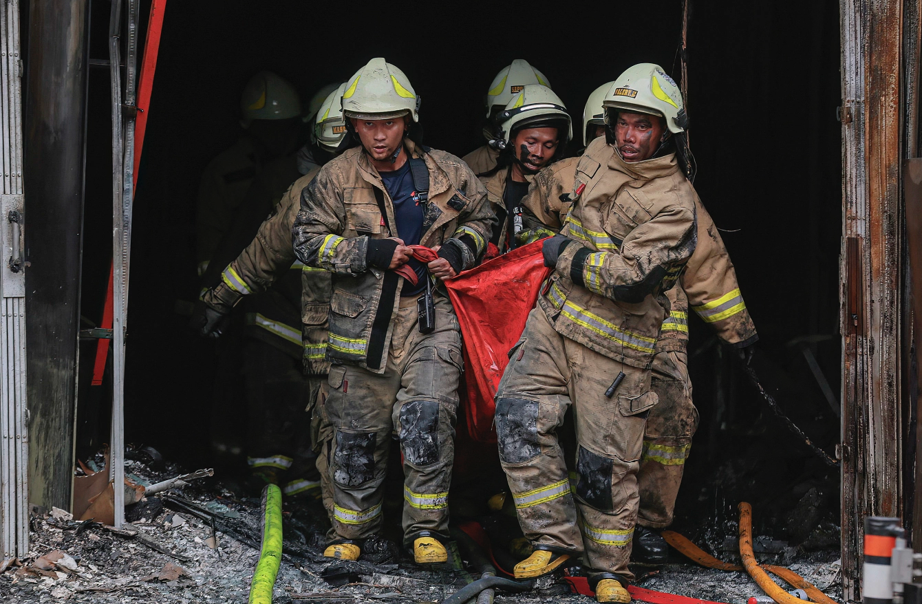 Mặc dù đám cháy đã được dập tắt, song lực lượng cứu hỏa vẫn đang triển khai hoạt động rà soát hiện trường để tìm kiếm những người có thể còn mắc kẹt trong tòa nhà. (Ảnh: Getty)