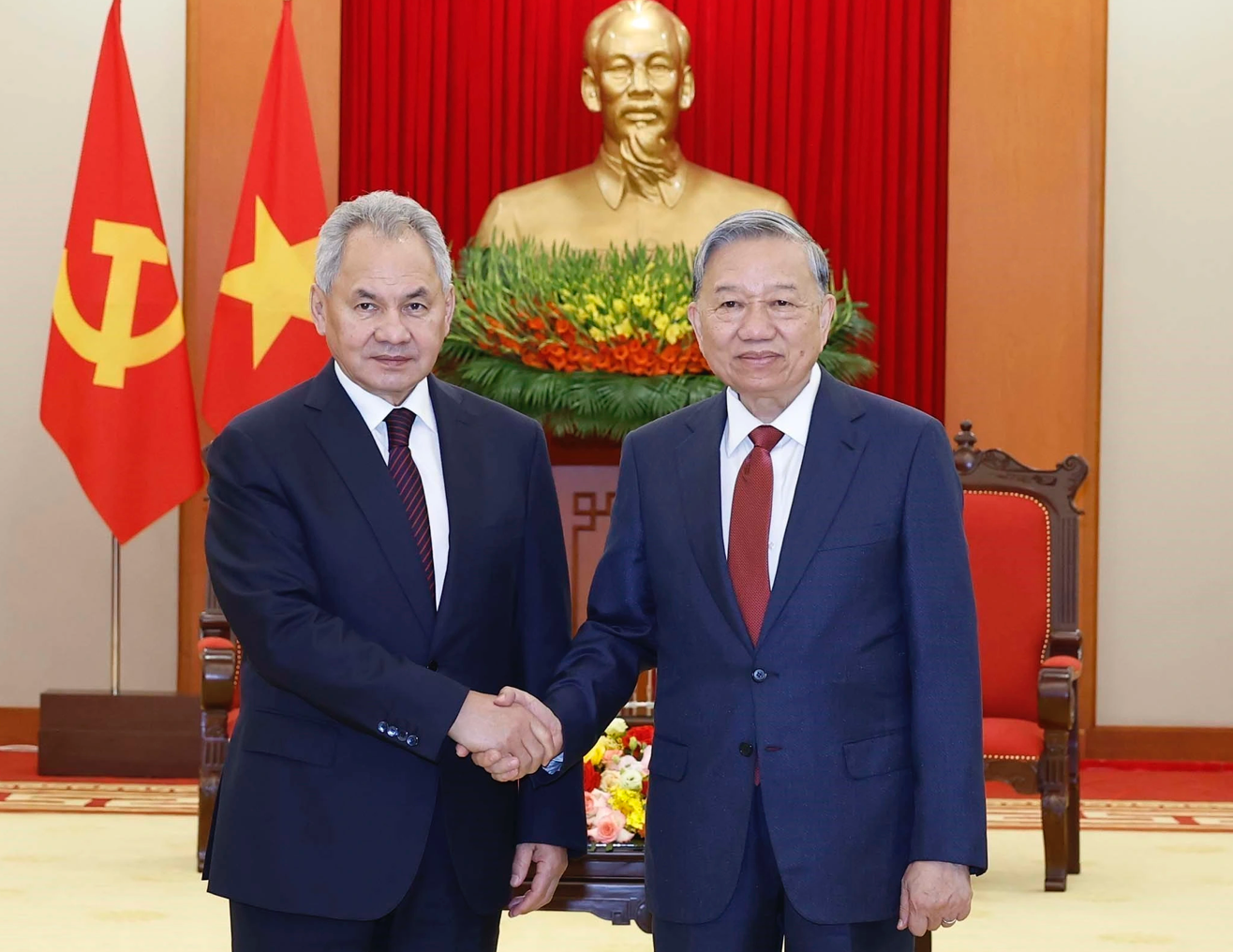 Tổng Bí thư Tô Lâm tiếp Thư ký Hội đồng An ninh Nga Sergei Shoigu. (Ảnh: TTXVN)