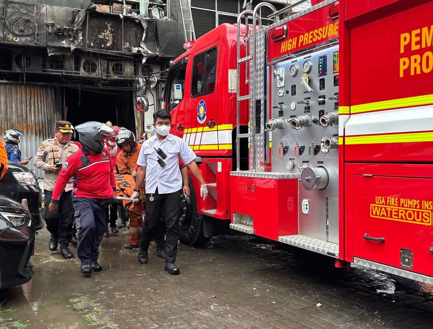 Các cơ quan chức năng vẫn đang xác định nguyên nhân vụ cháy và đánh giá mức độ thiệt hại. (Ảnh: Metro TV)