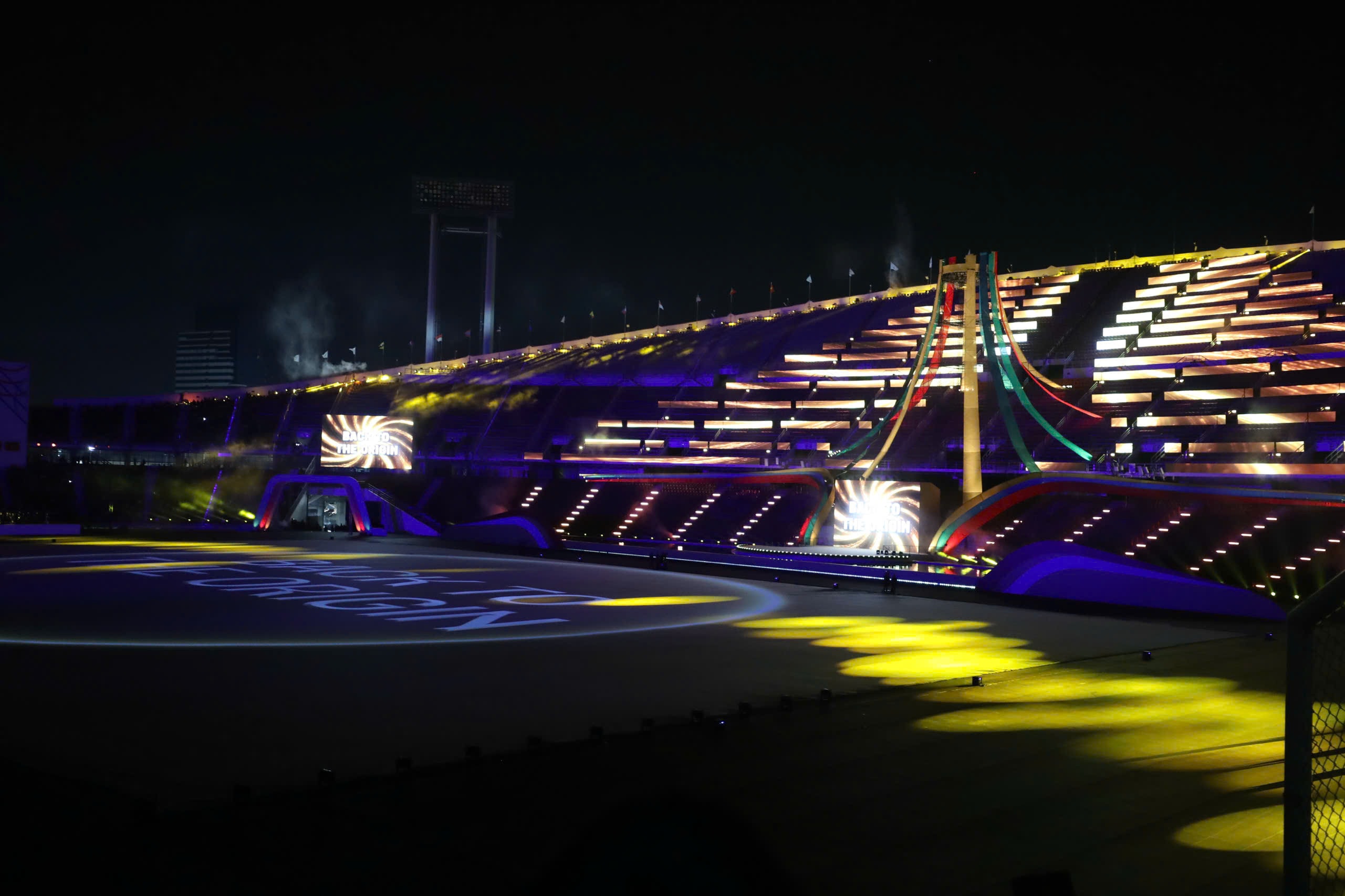 Màn trình diễn ánh sáng ở phần đầu lễ khai mạc tượng trưng cho yếu tố hiện đại. (Ảnh: Tam Ninh)