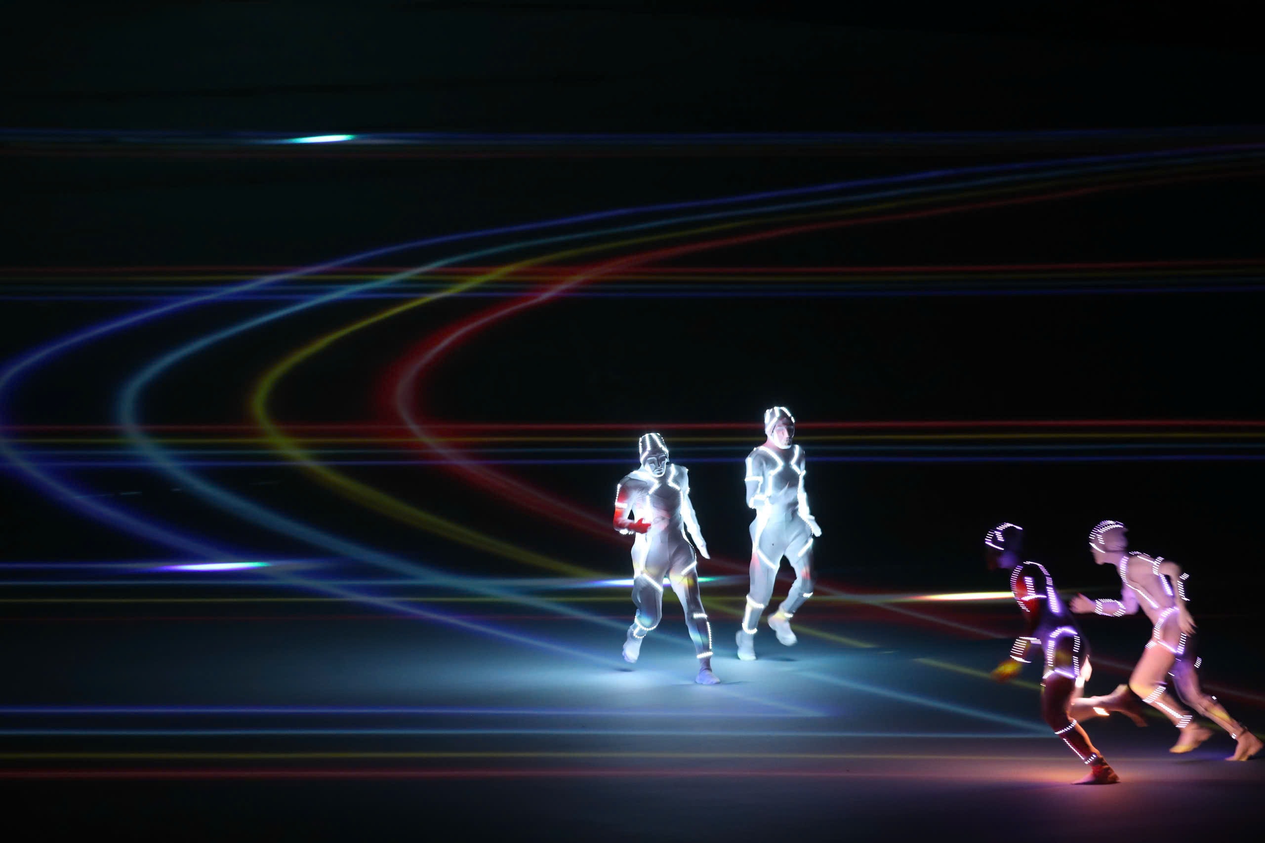 Tiếp tục là tiết mục biểu diễn ánh sáng (Ảnh: Tam Ninh)