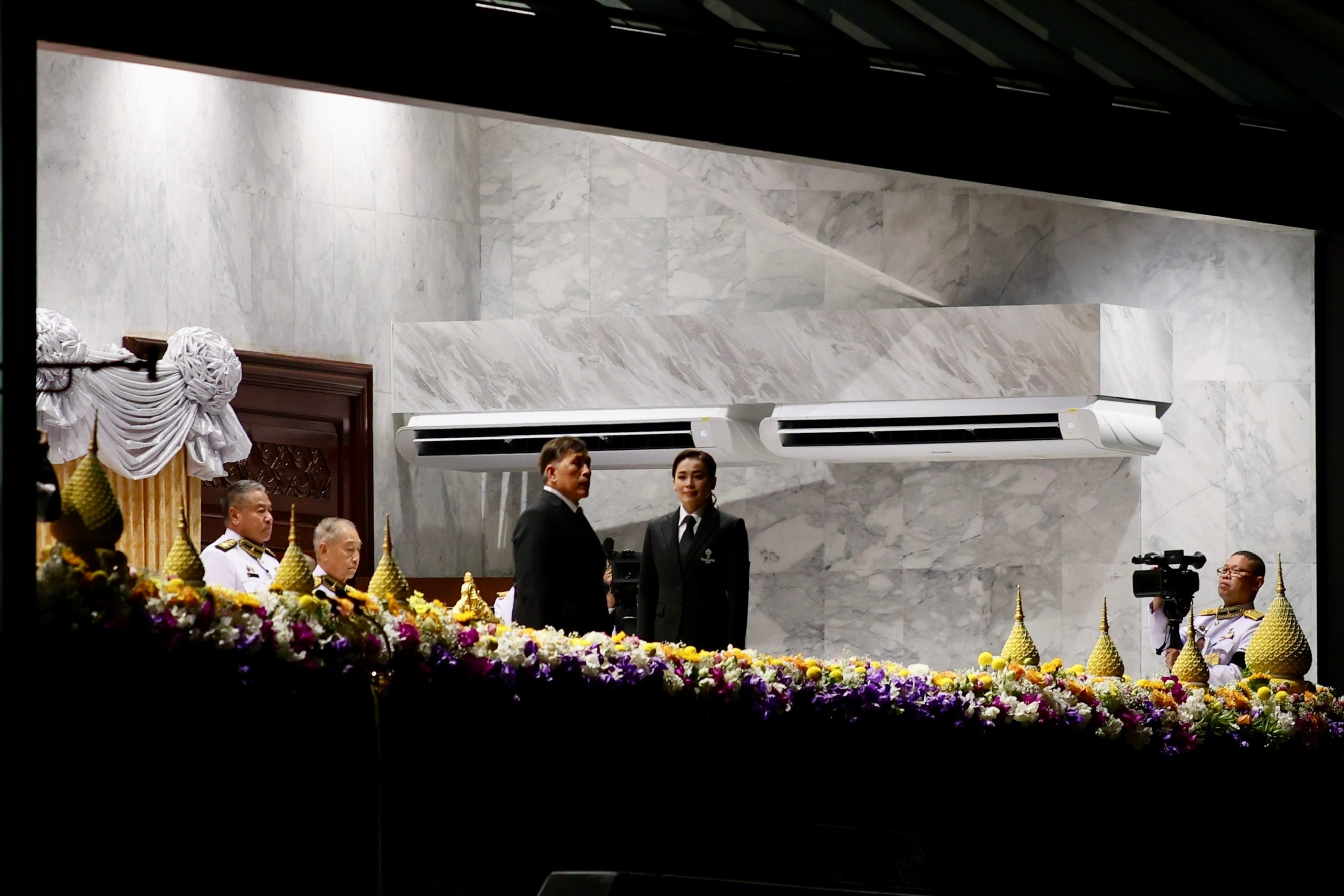 Quốc vương và Hoàng hậu Thái Lan theo dõi từ trên cao.