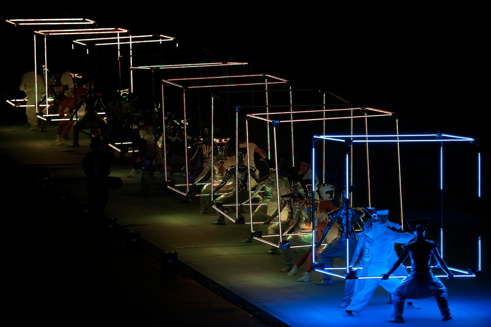 11 khối lập phương bằng đèn LED tượng trưng cho 11 quốc gia Đông Nam Á.