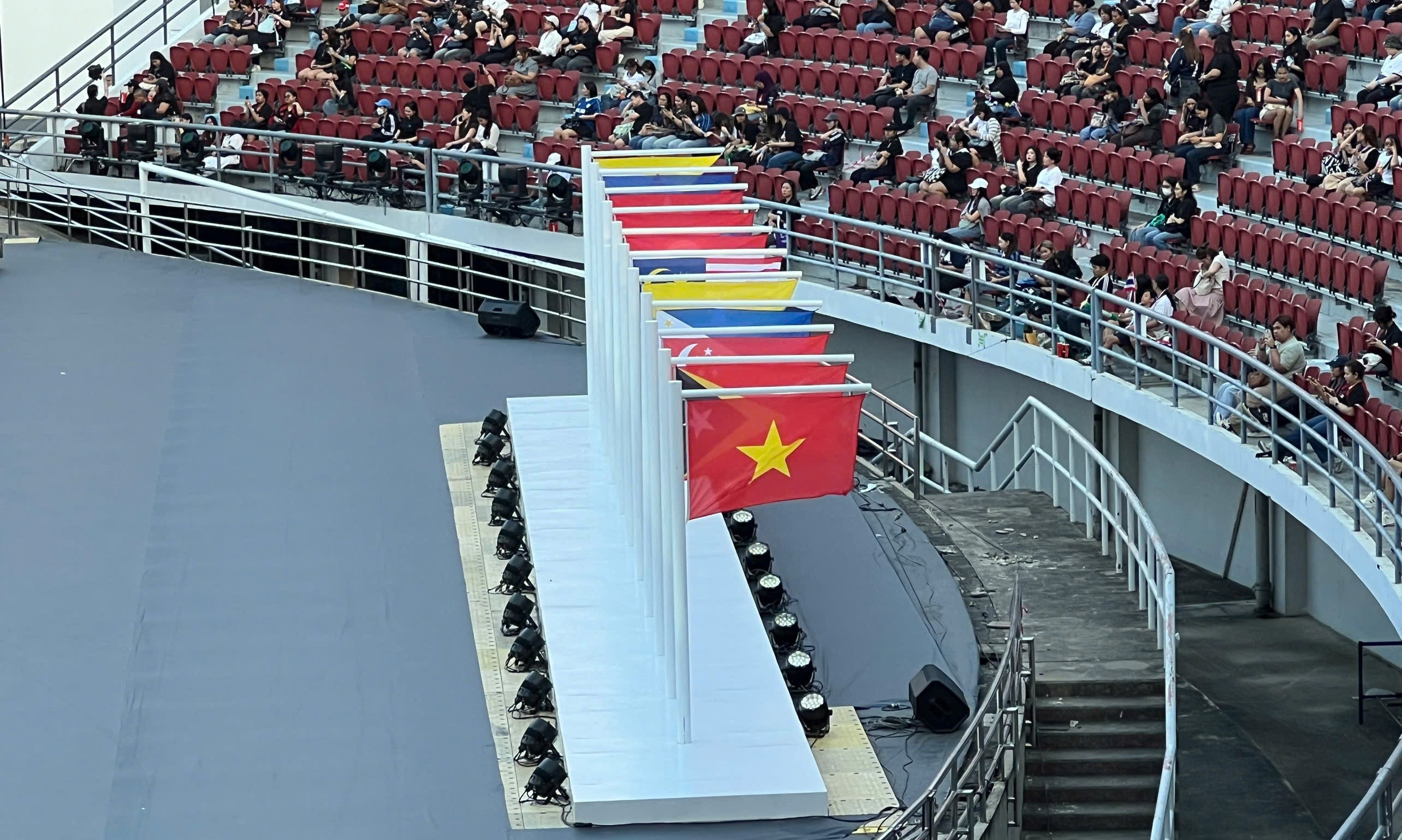 Quốc kỳ Việt Nam và 11 quốc gia thành viên ASEAN