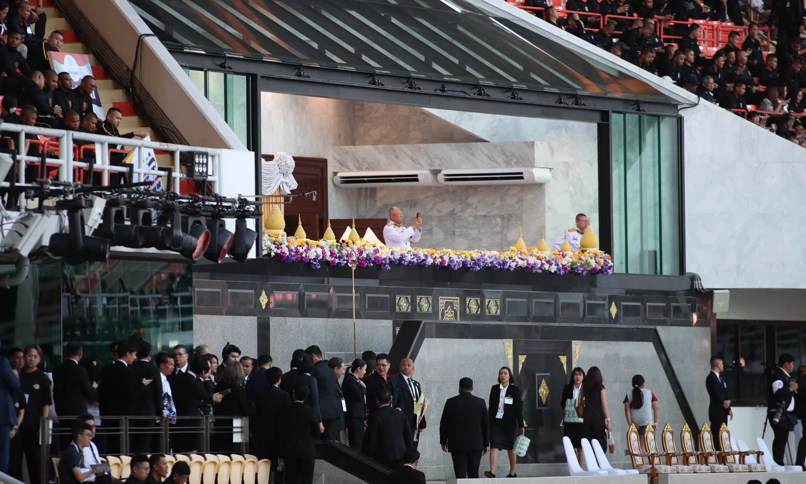 Khu vực dành cho khách mời quan trọng, trong đó vị trí trang trọng nhất là nơi Quốc vương Rama X của Thái Lan đọc diễn văn khai mạc. (Ảnh: Tam Ninh)