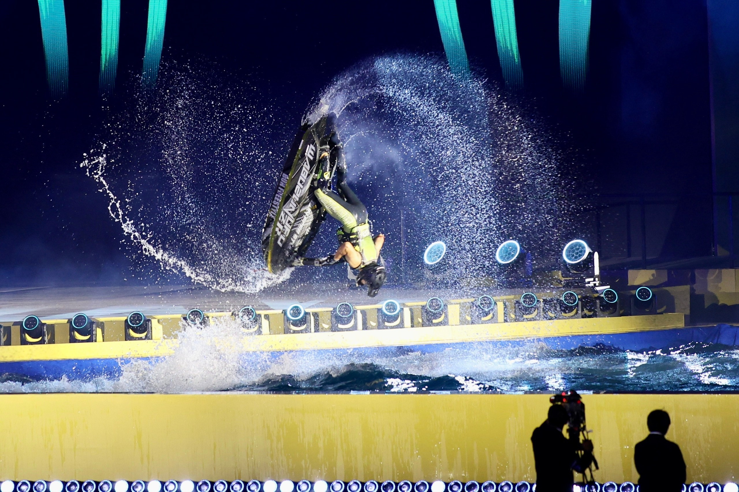 Màn biểu diễn nhào lộn bằng mô tô nước ngoạn mục.