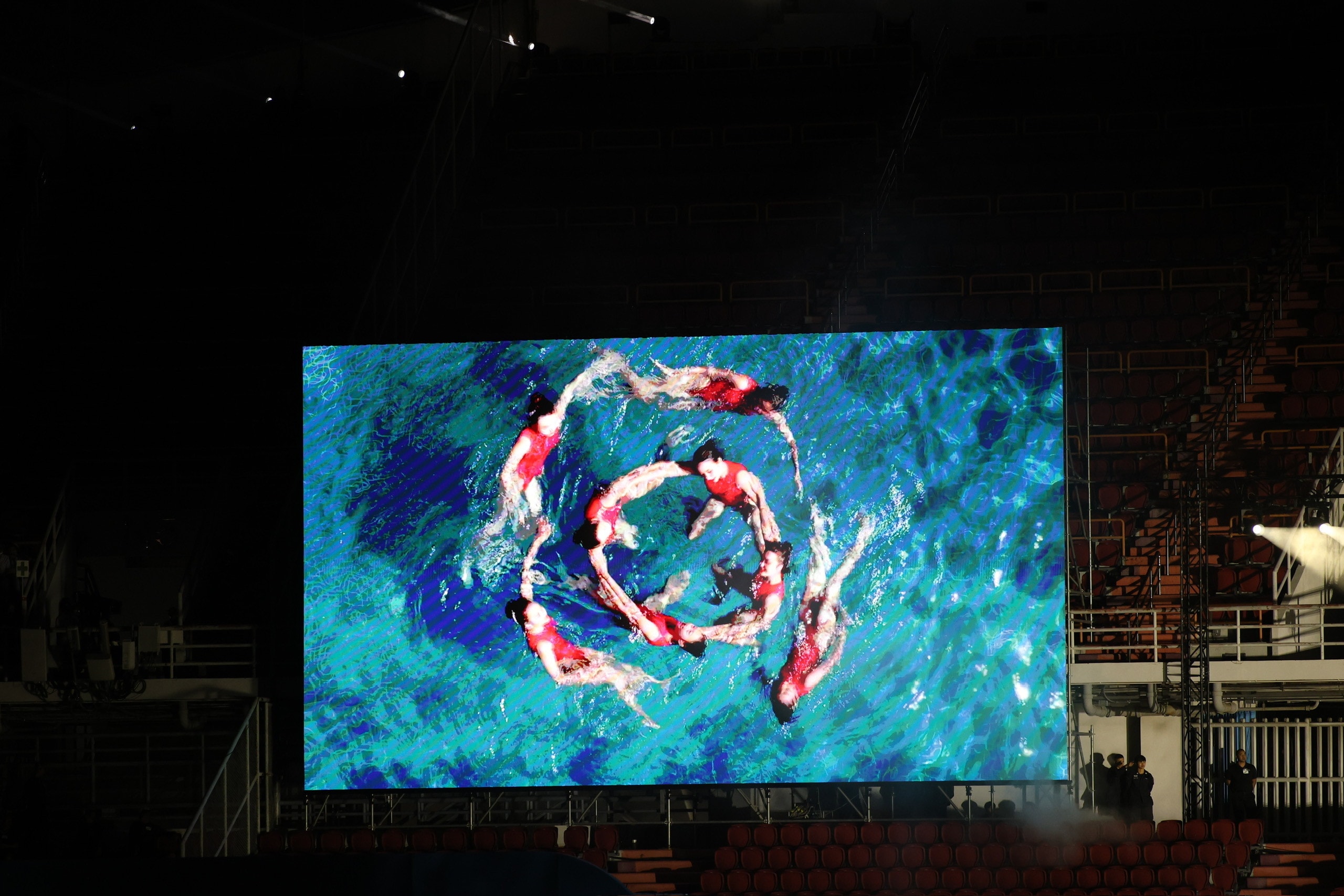 Tiết mục múa ba lê dưới nước được trình diễn ngay tại sân vận động. Bể bơi mini được đưa vào giữa mặt cỏ sân Rajamangala, đặt bên dưới sân khấu chính.