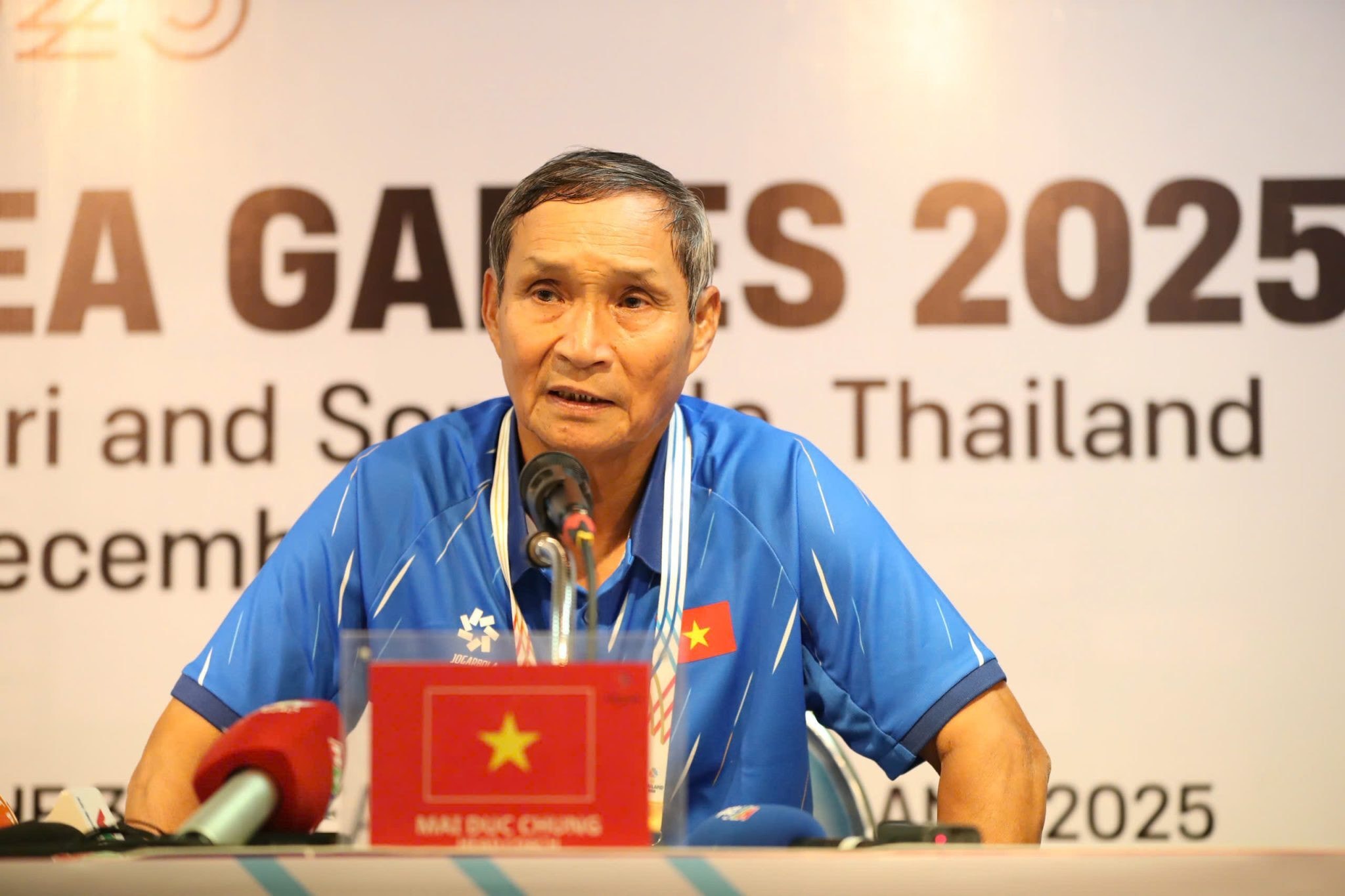 Huấn luyện viên Mai Đức Chung không hài lòng với trọng tài.