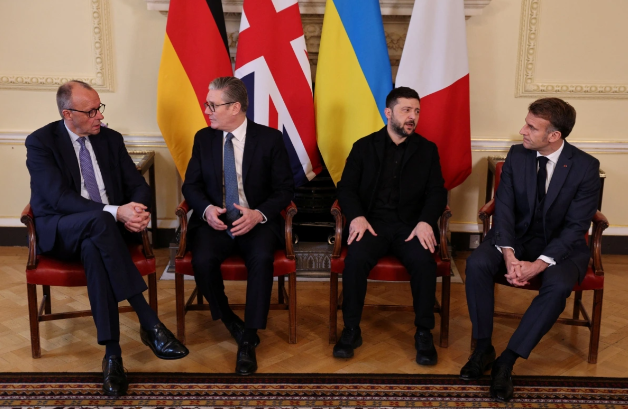 Cuộc gặp giữa Thủ tướng Anh Keir Starmer, Tổng thống Pháp Emmanuel Macron, Thủ tướng Đức Friedrich Merz và Tổng thống Zelensky nhằm củng cố vị thế đàm phán của Ukraine. Ảnh: Reuters