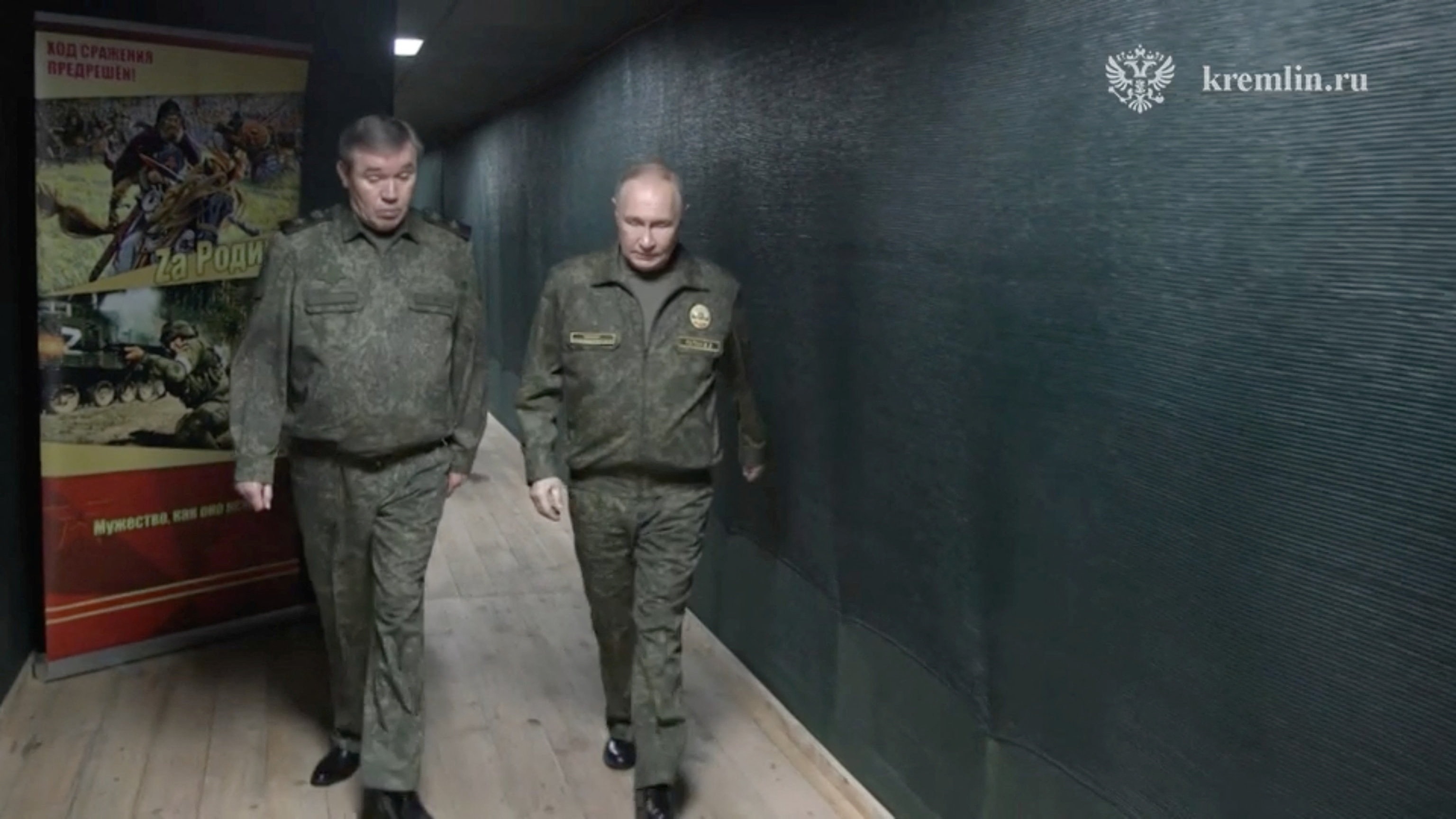 Tổng thống Nga Vladimir Putin và Tổng tham mưu trưởng Lực lượng vũ trang Nga Valery Gerasimov tại sở chỉ huy của Cụm tác chiến “West” của quân đội Nga (Ảnh: Kremlin.ru/Phát hành qua Reuters)