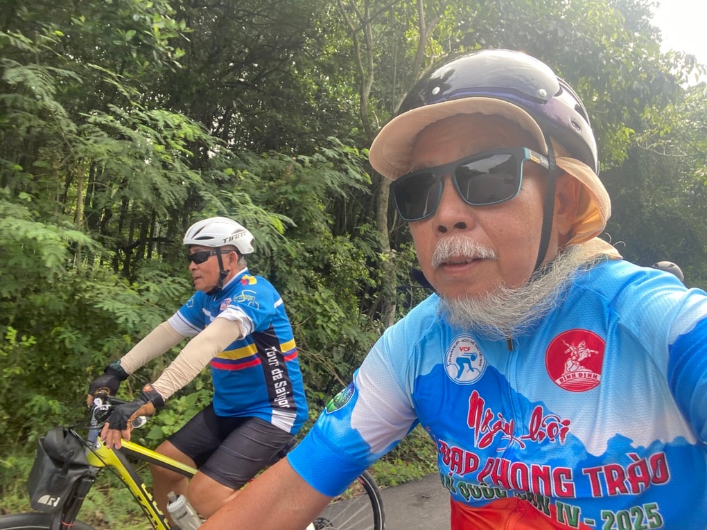 Cụ ông 71 tuổi đạp xe 1.000km/tháng, kể phút đuối sức giữa đèo hiểm trở - 4 Cụ ông 71 tuổi đạp xe 1.000km/tháng, kể phút đuối sức giữa đèo hiểm trở - 4