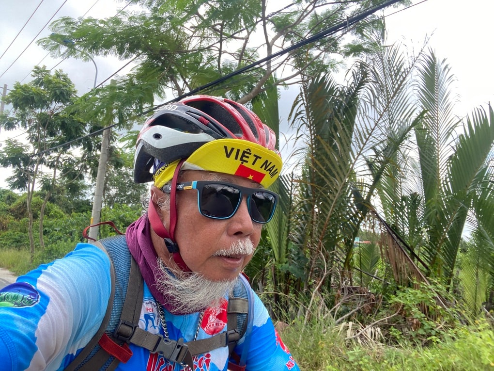 Cụ ông 71 tuổi đạp xe 1.000km/tháng, kể phút đuối sức giữa đèo hiểm trở - 1 Cụ ông 71 tuổi đạp xe 1.000km/tháng, kể phút đuối sức giữa đèo hiểm trở - 1