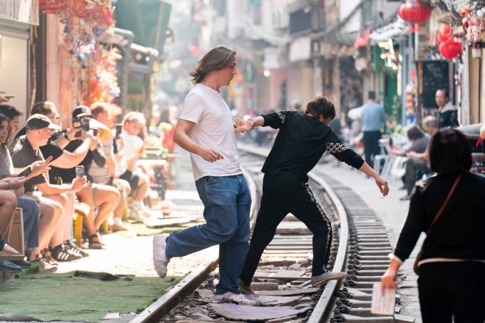 Phố đường tàu Khâm Thiên sáng 29/11. Ảnh: Hoàng Giang.