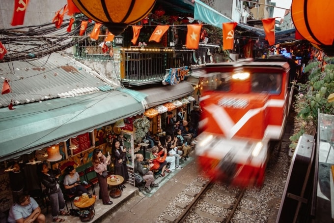 Tàu qua phố Phùng Hưng. Ảnh: Scott Campbell