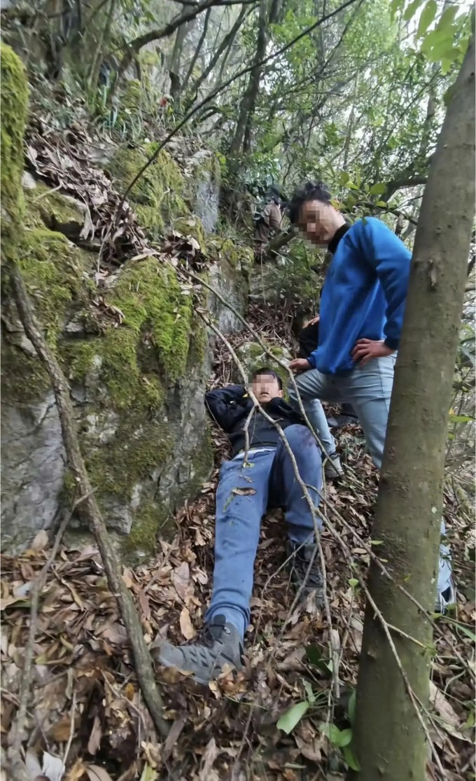 Nam du khách được tìm thấy ở dưới vách núi. Ảnh: Changjiang