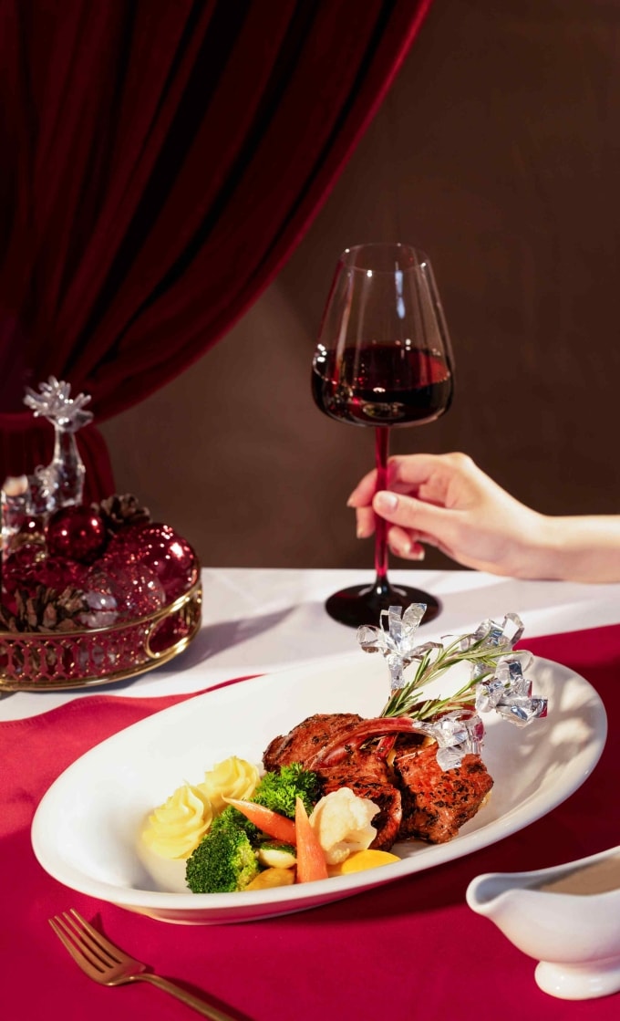 Rượu vang đỏ với hương thơm quế, hồi được khách sạn phục vụ trong thực đơn Giáng sinh. Ảnh: Mường Thanh