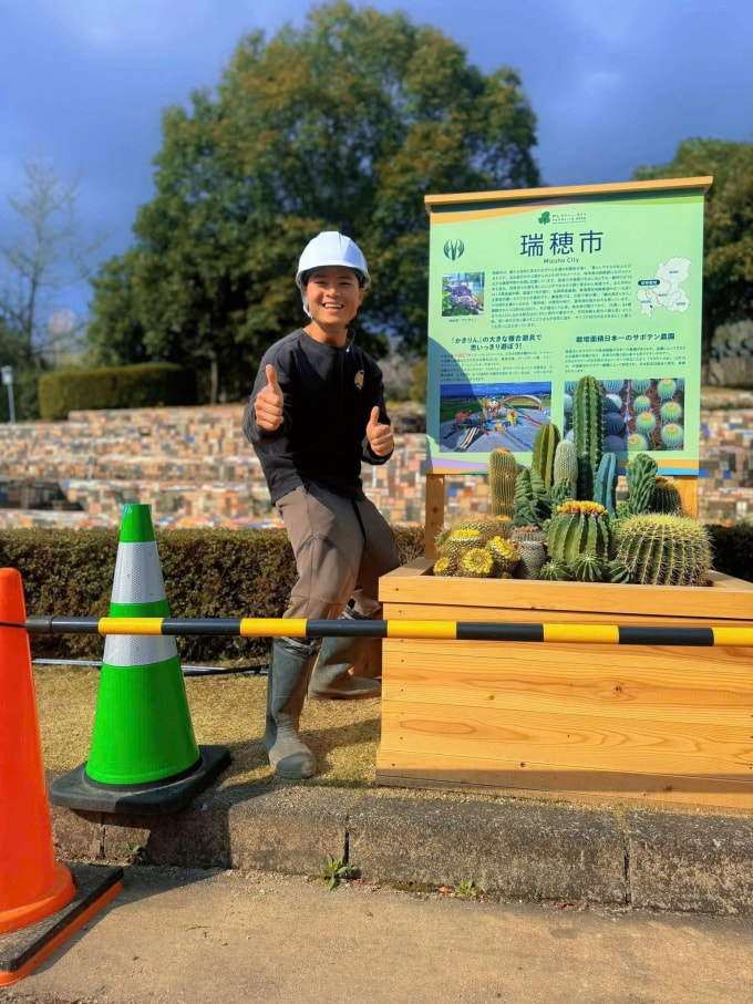 Nhật Tuân trong buổi trồng xương rồng ở công viên thuộc tỉnh Gifu, Nhật Bản. Ảnh: Nhân vật cung cấp