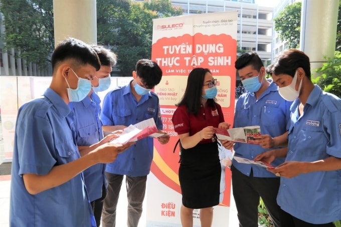 Doanh nghiệp xuất khẩu lao động về trường nghề kiếm nguồn trong ngày hội việc làm. Ảnh: An Phương