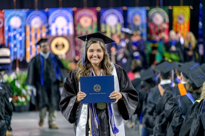 Sinh viên nhận bằng tốt nghiệp tại ĐH Bang Middle Tennessee (Mỹ). Ảnh: MTSU