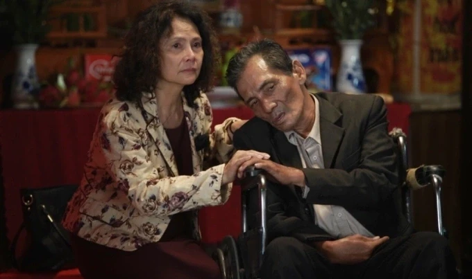 Nghệ sĩ Minh Châu và Thương Tín trong phim Cu li không bao giờ khóc. Trong đó, bà đóng vai người phụ nữ lớn tuổi sống trong những ám ảnh của quá khứ. Trong đám cưới cháu gái, bà nhận ra ông thông gia là một đồng nghiệp cũ từng không ưa mình do Thương Tín thủ vai. Ảnh: Đoàn phim cung cấp