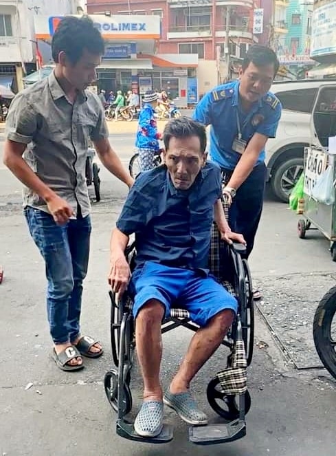 Thương Tín trong một lần ngồi xe lăn nhập viện chấn thương chỉnh hình TP HCM hồi tháng 12/2024. Ảnh: Tô Hiếu