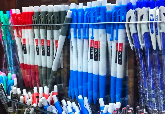 Bút bi Thiên Long trên kệ hàng ở siêu thị. Ảnh: Quỳnh Trần